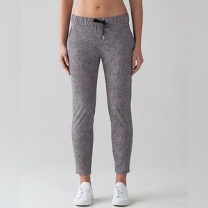 NWT - Lululemon On the Fly Pant - size 10 - Sea Spray Alpine White Dark Chrome